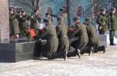 Солдаты возлагают венки  к Вечному огню